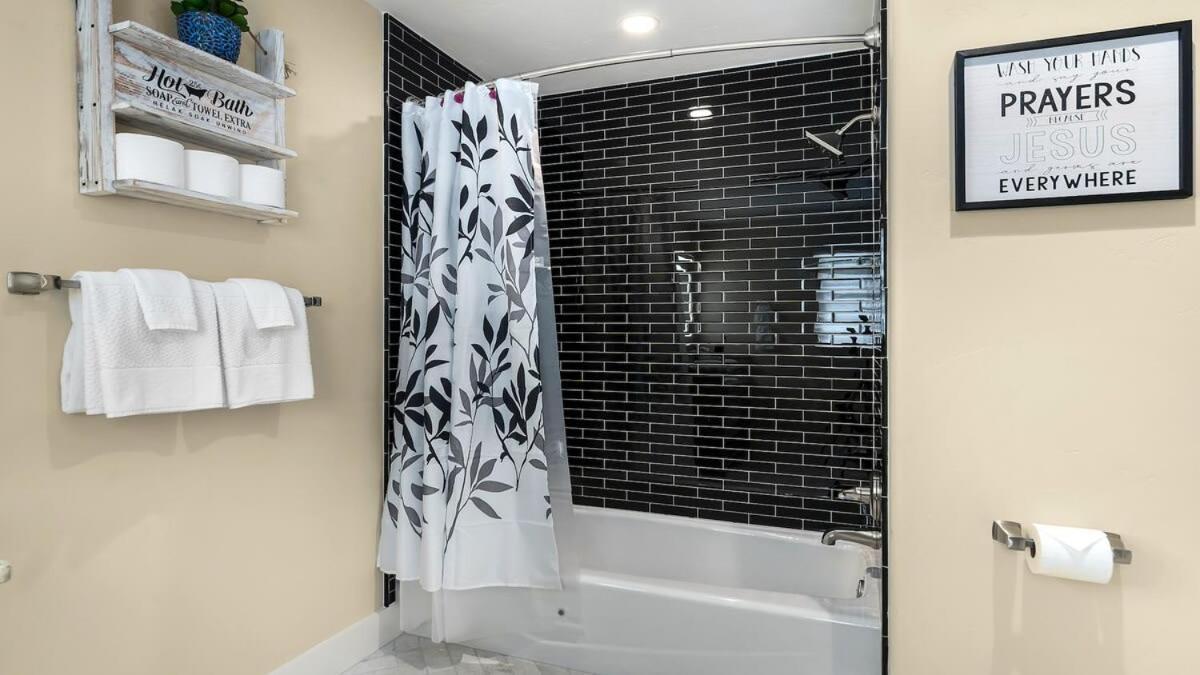 Blumenhaus Sleeps 6 Full Kitchen Plus Hot Tub Фредериксберг Экстерьер фото
