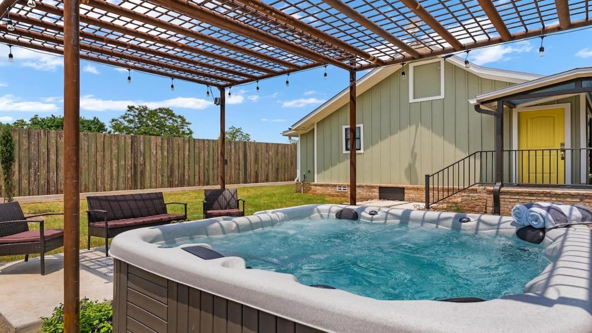 Blumenhaus Sleeps 6 Full Kitchen Plus Hot Tub Фредериксберг Экстерьер фото